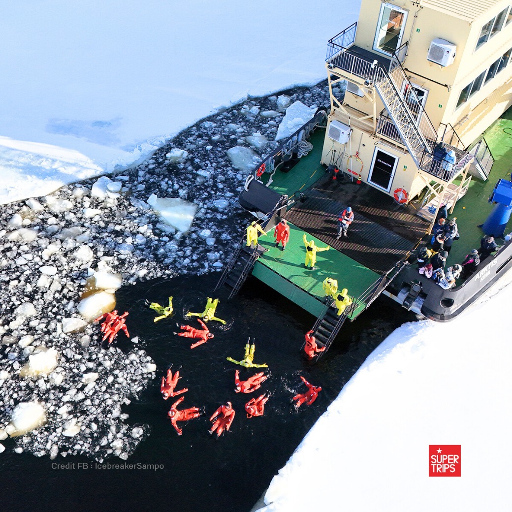 กิจกรรม Ice Floating โดยสวมชุดกันหนาวพิเศษ ออกแบบมาเพื่อความปลอดภัย สามารถลอยตัวกลางทะเลน้ำแข็งได้อย่างมั่นใจ